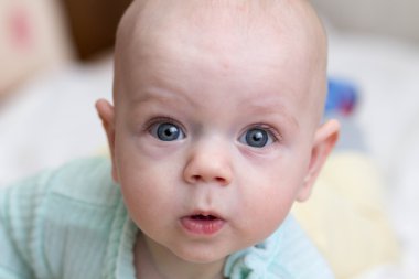 Küçük çocuk 4 ay harikalar yaşam