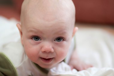 Küçük çocuk 4 ay harikalar yaşam