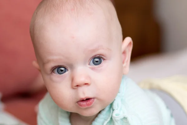 Маленька дитина 4 місяці чудес життя — стокове фото