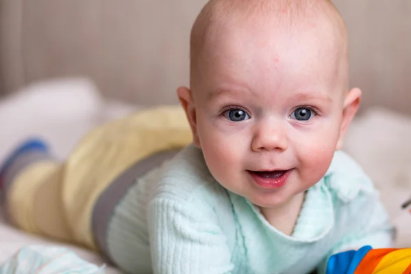 Niño pequeño 4 meses maravillas de la vida — Foto de Stock