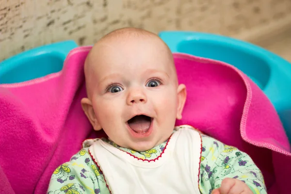 Trochę dziecko zastanawia 4 miesiąca życia — Zdjęcie stockowe
