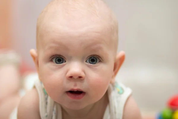 Niño pequeño 4 meses maravillas de la vida — Foto de Stock