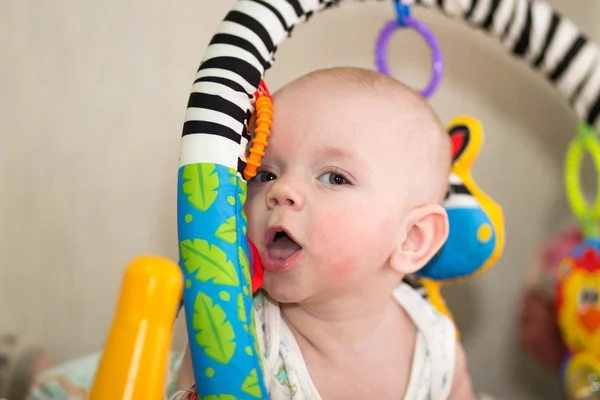Niño pequeño 4 meses maravillas de la vida — Foto de Stock