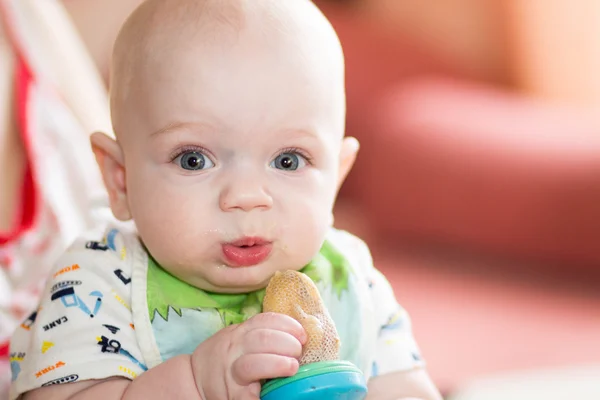 Niño pequeño 4 meses maravillas de la vida — Foto de Stock