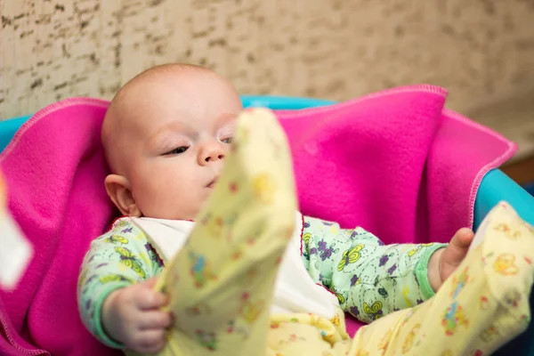 Trochę dziecko zastanawia 4 miesiąca życia Zdjęcie Stockowe