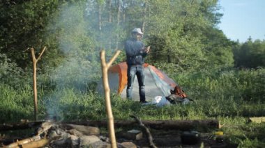 Adam çağrısı tarafından kamp smartphone