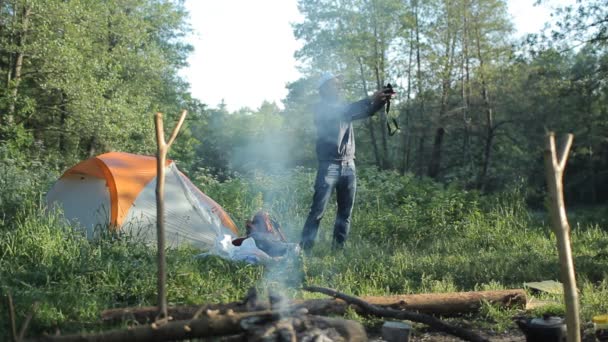 Homme faisant selfie avec caméra dans le camping — Video