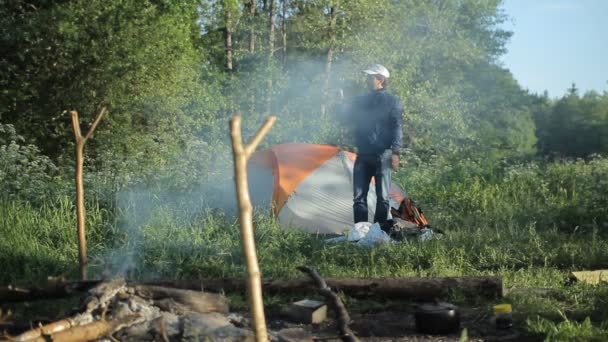 Homem fazendo foto com câmera no acampamento — Vídeo de Stock