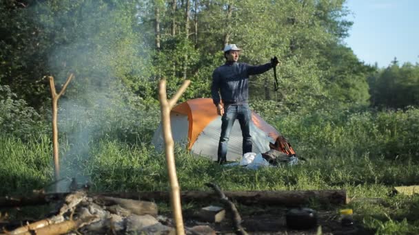Mann macht Selfie mit Kamera im Camp — Stockvideo