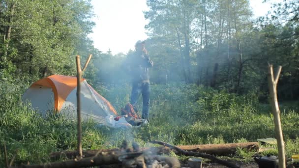 Chamada de homem por smartphone no acampamento — Vídeo de Stock