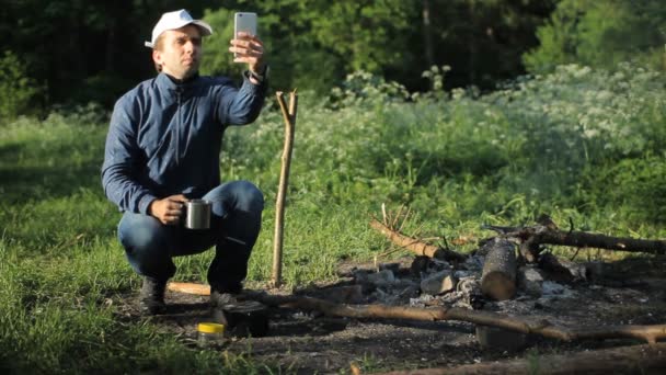Man att göra foto av smartphone i camping — Stockvideo