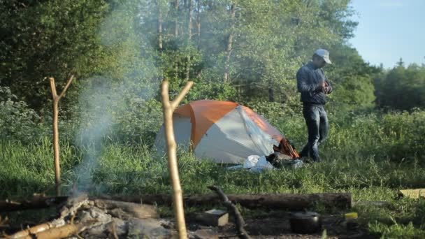 Człowiek smartpwatch touch w camping — Wideo stockowe