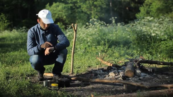 Homem toque smartpwatch no acampamento — Vídeo de Stock