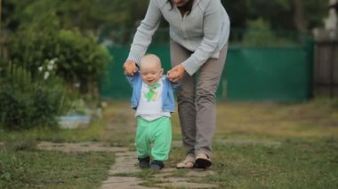 Güzel bebek annesi ile ilk adımlarını atar. Patikadan inerler.