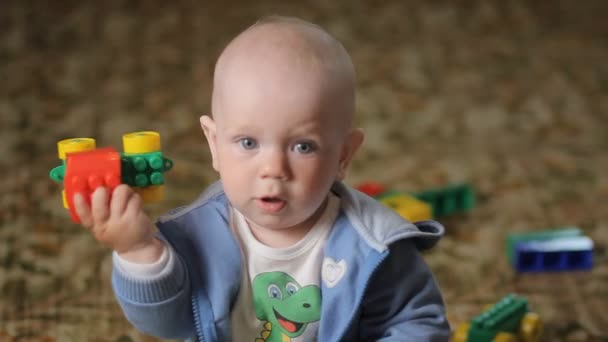 Bebe Jouant A La Maison Sur Le Sol Avec Des Jouets Beau Garcon Moins D Un An Video Guniamc C