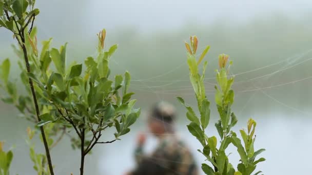 Visser op de boot te wachten op de vis. Spider Web op de voorgrond — Stockvideo