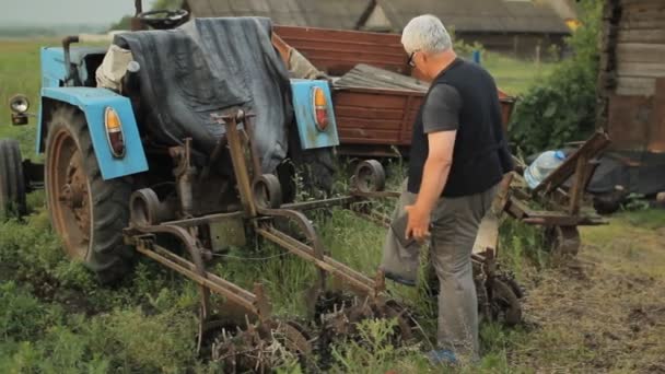 Un uomo toccare tablet vicino al trattore. L'agricoltura circonda — Video Stock