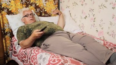 Evde Tv uzaktan kumanda ile yatakta komuta sizde