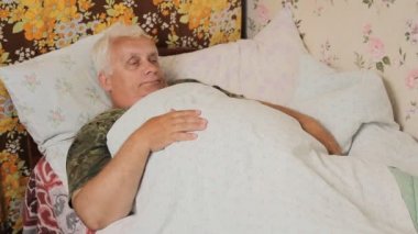 Komuta sizde büyük bir termometre ile yatakta hasta. Kolunun altında komik termometre