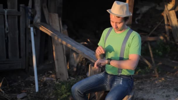 Мужчина трогает умные часы на лесопилке. время захода солнца — стоковое видео