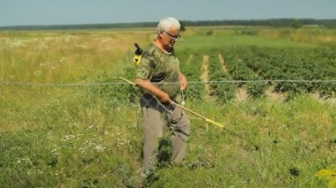 Evinizin yakınında alanındaki Bahçe sprey ile adam İnşaat