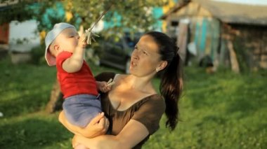 Güzel bir bahçesi olan clothespins bebek anne çalış. Bebek bir yıldan az