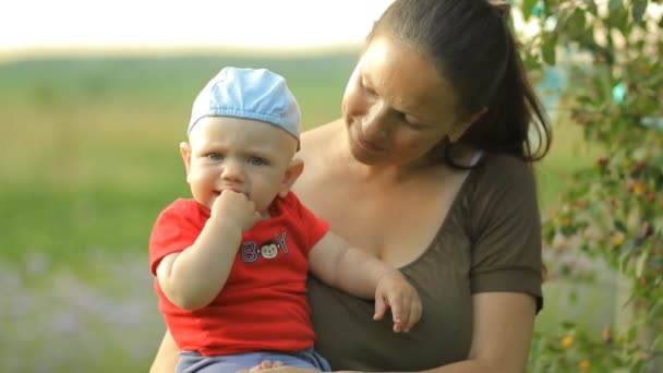 Anya és fia enni bogyókat, a fáról. Gyönyörű baba kevesebb, mint egy évvel — Stock videók