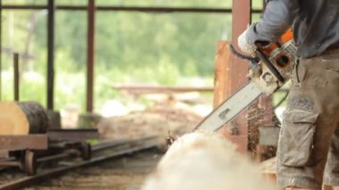 Adam ışın chainsaw gelecekteki ev için sunmaktadır. Adam ışın chainsaw gelecekteki ev için sunmaktadır. Bayağı talaş bıraktı