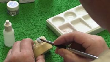 Çalışma seramik malzeme, fırça ve protez diş hekimi. İşyeri diş teknisyeni. Yakın çekim