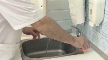 Doktor saçma Ellerini sabunla yıkayın. Diş-çene şeklinde sabun