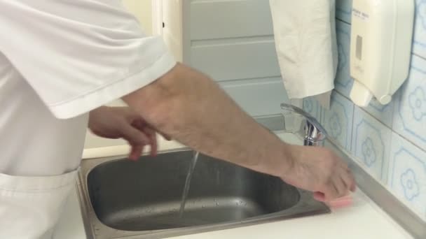 Доктор вымыл им руки с мылом нелепо. Мыло в форме зубной челюсти — стоковое видео