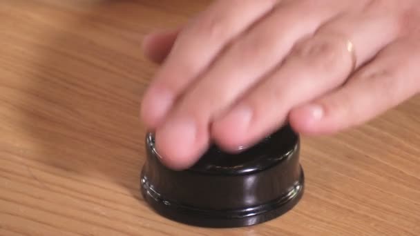 Mans hand duwt de call-knop en de Led op het knippert — Stockvideo