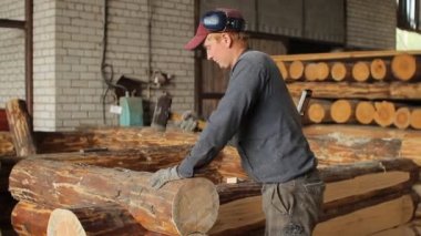 Bir adam bir ışın çekiçle koyar.