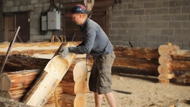 Hombre midiendo un poste de madera en el nivel — Vídeo de stock