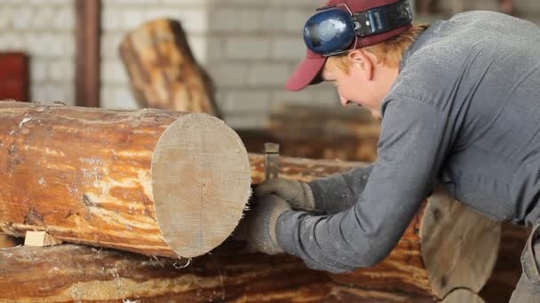 Hombre midiendo un poste de madera en el nivel — Vídeos de Stock