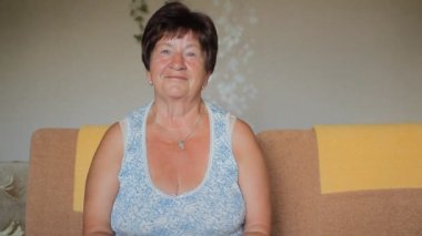 Düşünme üst düzey kadın evde portresi