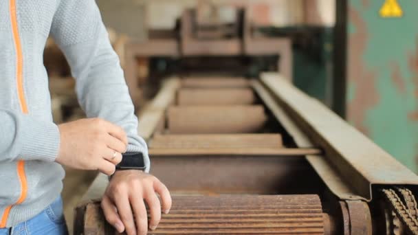 Mannenhand is een moderne touch screen telefoon houden en vervagen van de afbeelding van de oude fabriek — Stockvideo