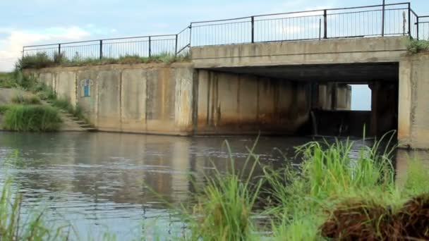Rrunning voda v přehradě v létě. Kapky vody ve struktuře betonu a kovu. — Stock video