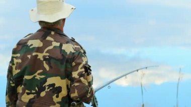 Fisher adam gölde balık yakalama olta ile