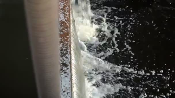 Eau courante dans le barrage de la rivière en été. L'eau tombe dans la structure en béton et en métal. Gros plan — Video