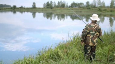 Fisher adam gölde balık yakalama olta ile