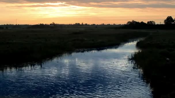 Puesta de sol: los pescadores atrapan peces, hermosas aguas azules, cielo naranja — Vídeo de stock