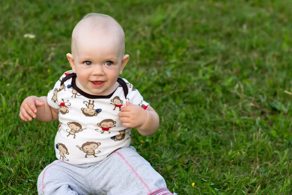 Lindo niño jugando y riendo en el parque. El verano es alrededor de un montón de vegetación cosas interesantes para migajas. Niño 1 año — Foto de Stock