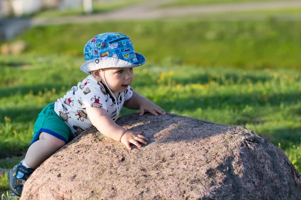 Lindo niño jugando y riendo en el parque. El verano es alrededor de un montón de vegetación cosas interesantes para migajas. Niño 1 año — Foto de Stock