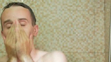 Otelde duş alan bir adam. Otelden biraz sabun kullanmak temizlik için