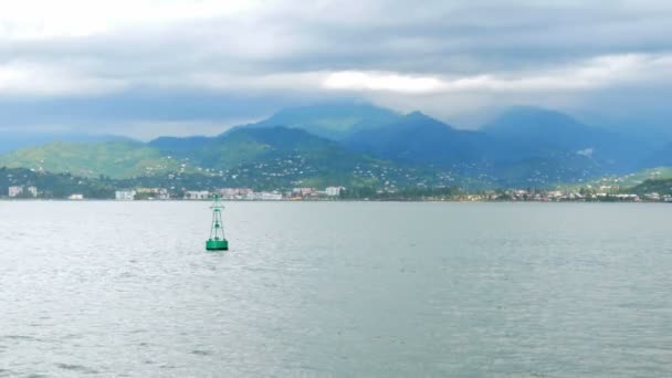 Schöne Landschaft: kleine Wellen des Pazifischen Ozeans, Berge in der Ferne und Wolken am Himmel vor dem Regen — Stockvideo