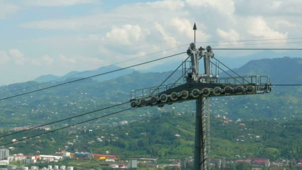 Kabelspoorweg van de kabelbaan in de zomer in de bergen. Cabines passeert een mooie bewolkte hemel — Stockvideo