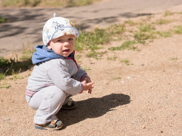 Güzel bebek çocuk annesi ile oyun oynarken. Hafif bir bisiklet giyinmiş