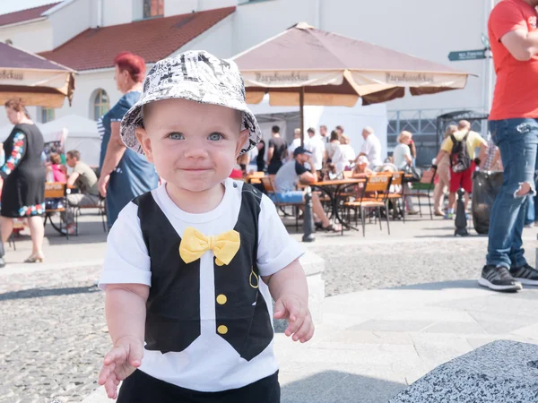 Güzel yürümeye başlayan çocuk annesi ile bir şehir tatile yürüme. Şık giyimli kelebek ve kap evlat