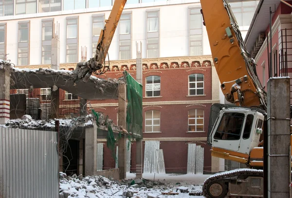 Heavy dredger demolishes building — Stock Photo, Image